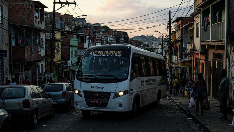 O micro-ônibus que entra onde ônibus grande não passa e virou solução para bairros estreitos e transporte fretado