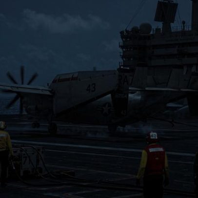 Aeronave que transporta 4,5 toneladas abastece a frota naval dos EUA