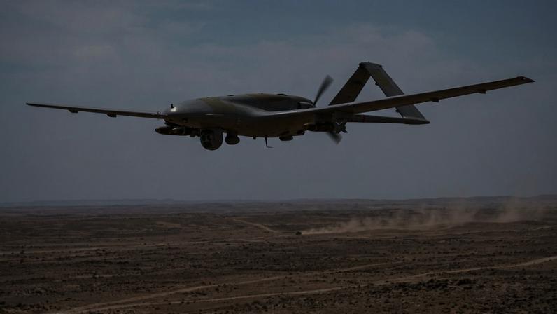 O silencioso drone de combate turco Bayraktar TB2 consegue permanecer 27 horas voando ininterruptamente enquanto utiliza munições guiadas a laser para destruir comboios blindados avaliados em milhões de dólares