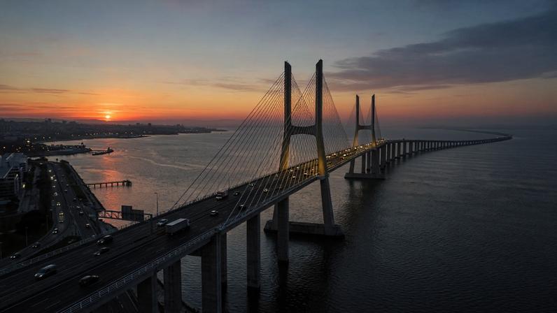Estrutura suspensa que serve de ligação rodoviária entre dois continentes sobre o mar – Créditos: depositphotos.com / muharremz