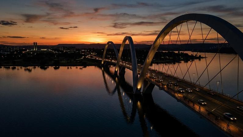 Estrutura de três arcos assimétricos no Lago Sul custa R$160 milhões e vira marco