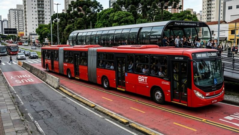 Fabricado no Brasil o maior ônibus do mundo tem 30 metros de comprimento e consegue transportar mais de 250 passageiros de uma só vez