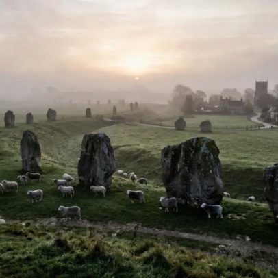 Monumento inglês tem o maior círculo de pedras do mundo, com vala de 1,3 km