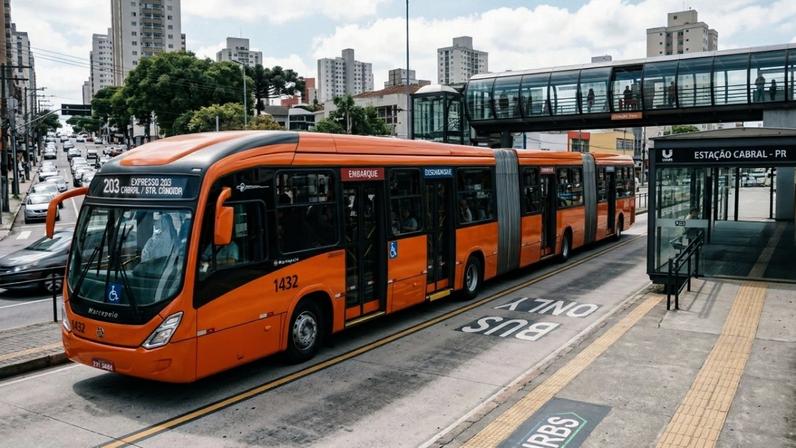 Ônibus biarticulado Volvo B340M de 28 metros operando em corredor de alta capacidade