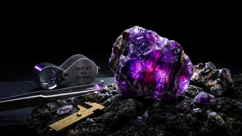 Gema rara de cor violeta intensa encontrada em poucos depósitos geológicos no mundo – Créditos: depositphotos.com / Minakryn