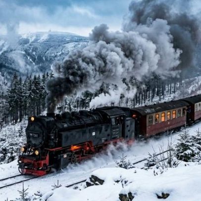 Ferrovia alemã de 140 km opera locomotivas a vapor de 1899 em rota montanhosa