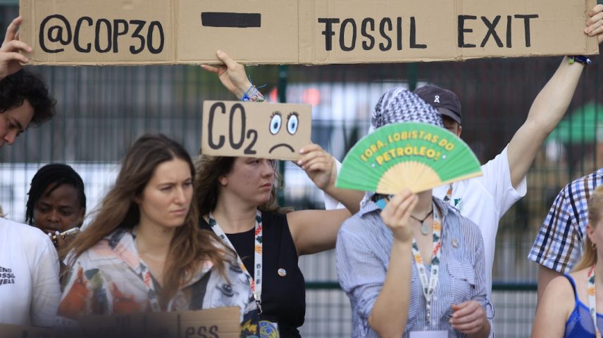 Durante COP-30, manifestantes pediram roteiro para fim do uso de combustíveis fósseis.