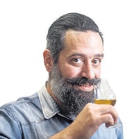 Integrantes da Cupula da Cachaça durante a degustação às cegas.