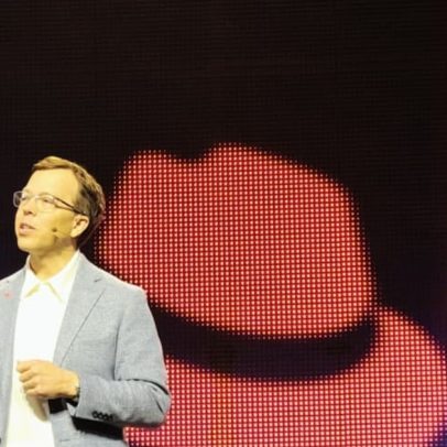 CEO da Red Hat afirma que adoção de IA não é opcional