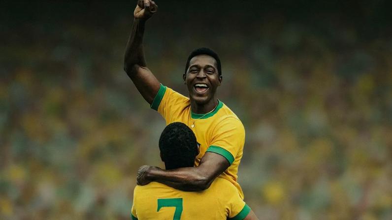 NOSTALGIA VERDE-AMARELA - Lucas Agrícola como Pelé: atores da produção também são atletas