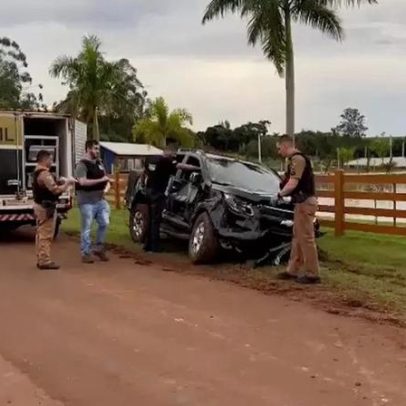 Motorista morre após caminhonete capotar e cair em açude no Paraná