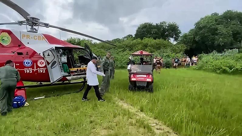 Homem sendo atendido na Ilha do Mel após reação alérgica grave causada por picada de inseto.