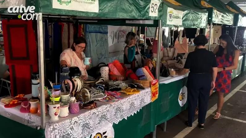 Cascavelenses aproveitam manhã de domingo de sol na Feira do Teatro