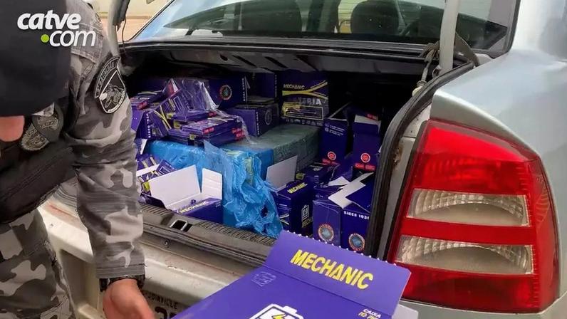 Homem sendo abordado pela polícia