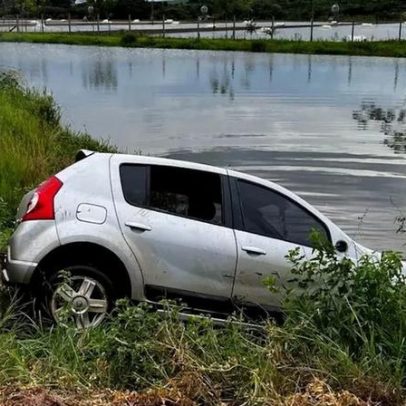 Carro cai em açude um dia após acidente fatal no mesmo local