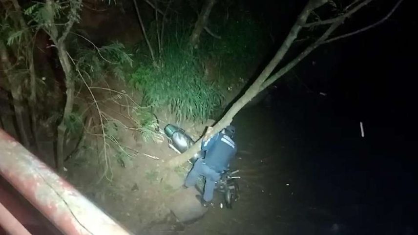 Homem que estava fazendo pesca magnética encontrou o veículo
