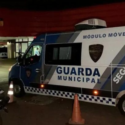 Três homens são baleados em frente à residência no Bairro Santa Cruz