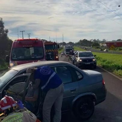 Vítima fica ferida em colisão entre caminhão e carro na BR-467, Cascavel