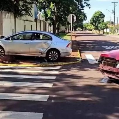 Carro bate em árvore após colisão no Jardim Porto Alegre, Toledo