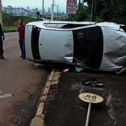 Motorista foge após capotamento em Toledo