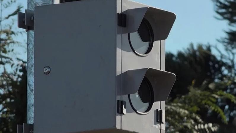 Imagem de um radar de trânsito