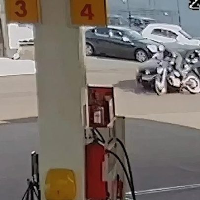 Câmera registra colisão entre carro e moto no bairro São Cristóvão