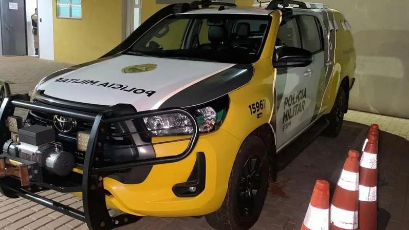 Mulher sendo resgatada pela polícia