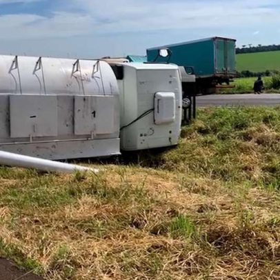 Caminhão tomba e interrompe pista da BR-163 após bloqueio por carreta