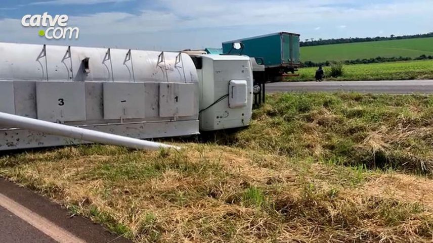 Caminhão tombado na BR-163 após o acidente.