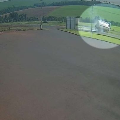 Câmera registra tombamento de caminhão na BR-163, em Cascavel