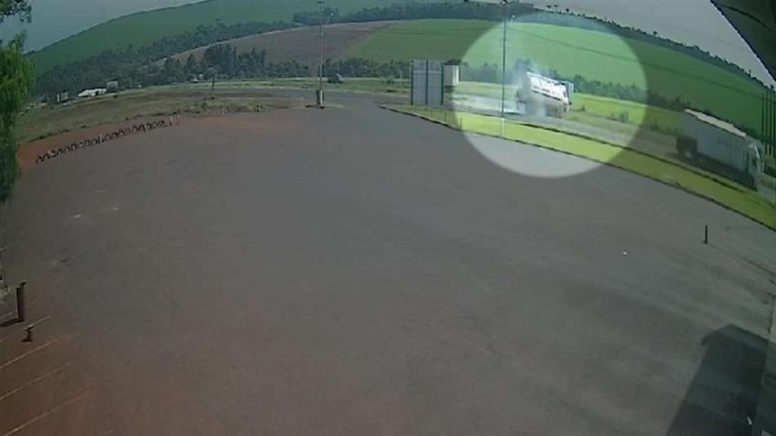 Imagem do tombamento do caminhão na BR-163 em Cascavel