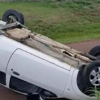 Motorista perde controle de carro novo e capota no aeroporto de Cascavel