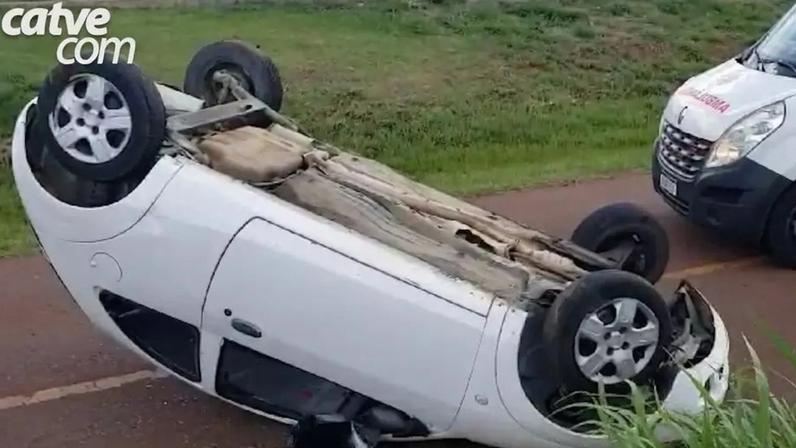 Motorista perde controle de carro novo e capota no aeroporto de Cascavel