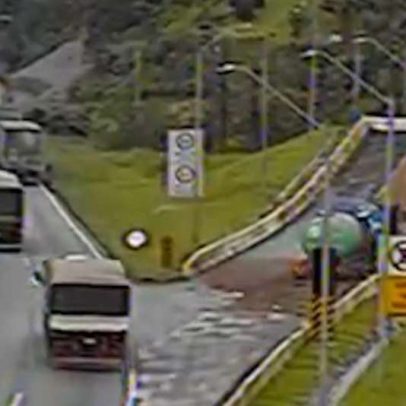 Carreta com 50 t de etanol freia com falha e usa área de escape, vídeo