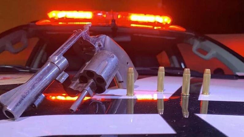 Durante operação no Santa Cruz, PM apreende arma e detém dois homens