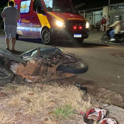 Motociclista sofre fratura exposta em acidente com carro da Prefeitura