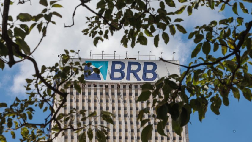 Ministro condiciona eventual ação federal a risco sistêmico e cobra solução local para banco do DF; na imagem, a fachada do BRB, em Brasília