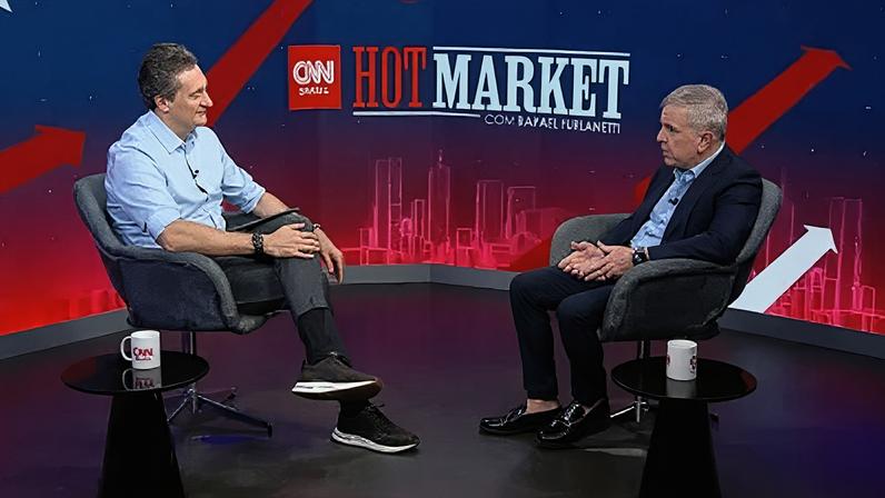 Rafael Furlanetti, apresentador da CNN Brasil e Flávio Rocha, presidente da Riachuelo
