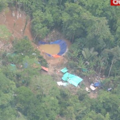 CNN sobrevoa local de resgate de grupo preso na caverna do Laos