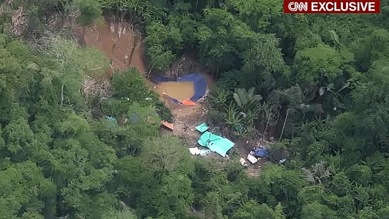 Equipe da CNN sobrevoa local de resgate de grupo preso em caverna no Laos