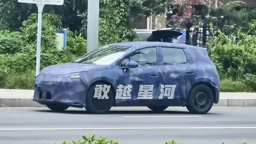 BYD Dolphin híbrido rodando camuflado na China