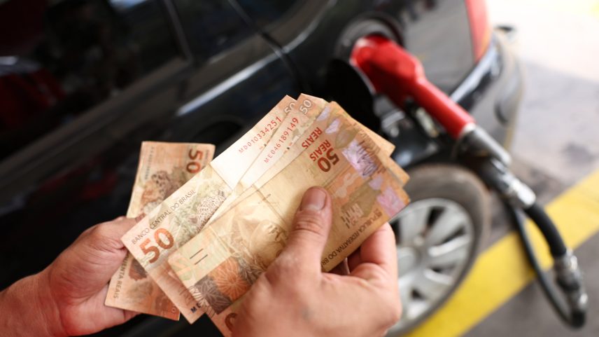 Nova medida tenta conter alta da gasolina no país