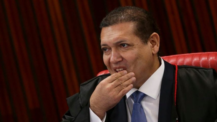 Flávio Bolsonaro aposta em TSE 'neutro' com presidência de Nunes Marques