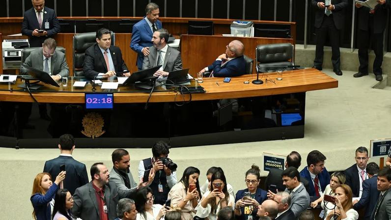 Plenário da Câmara dos Deputados durante sessão conjunta do Congresso Nacional destinada à deliberação sobre vetos de Lula