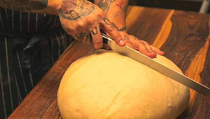 A massa fermentada para croissant do chef Diego Lozano