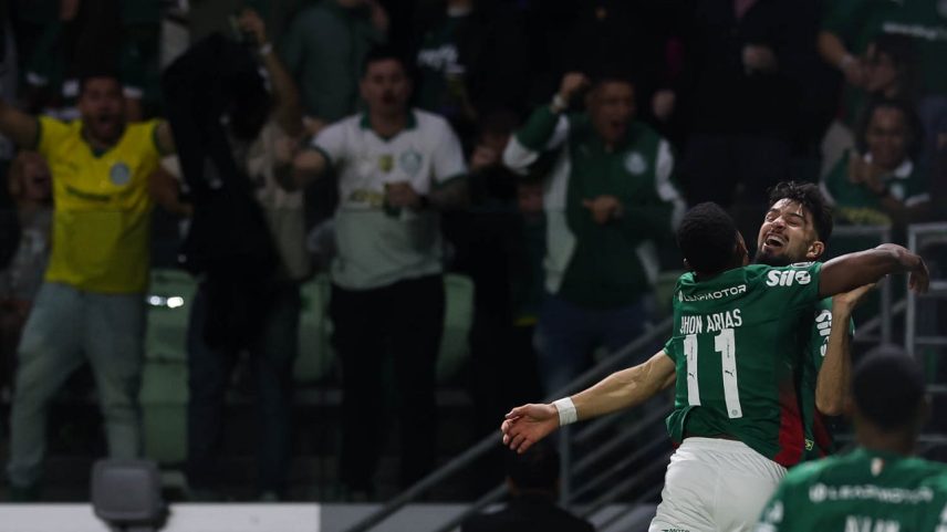 Arias abraça Flaco López, de novo o melhor em campo. Convocado para jogar pela Argentina, clubes da Espanha estudam contratar o atacante