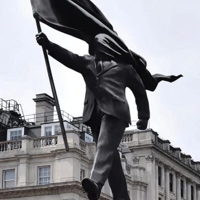 Banksy confirma autoria de escultura com rosto coberto por bandeira