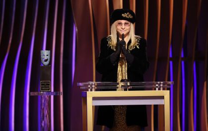 Barbra Streisand no palco do SAG Awards, no sábado (24), após ser homenageada com o "Life Achievement Award”