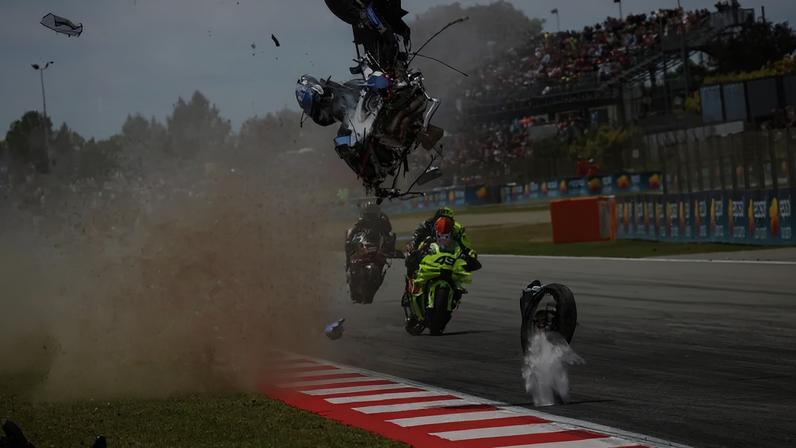 Batida em GP da Catalunha que levou Álex Márquez ao hospital (Foto: Daniel Ballarin / AFP)