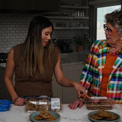 Prue Leith avalia biscoitos de chocolate industrializados comprados